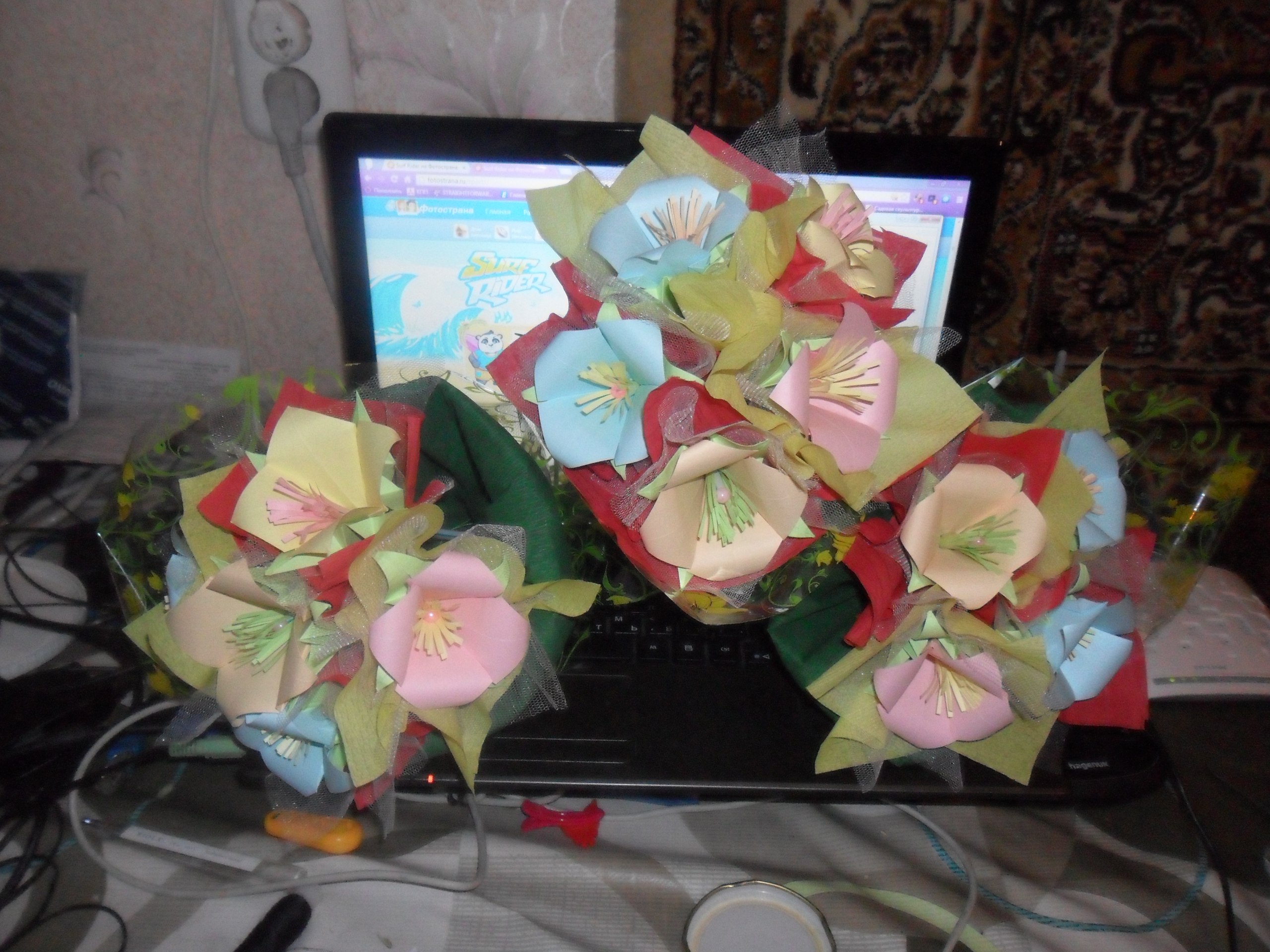 Цветочки оригами, для любимых бабушек в подарок на новый год. Делали вместе с дочей.