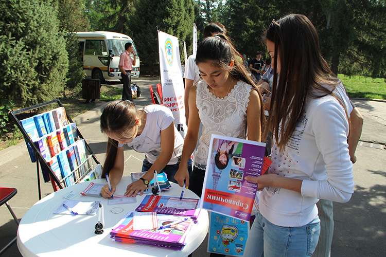 В Алматы организовали образовательную площадку для выпускников, не сдавших ЕНТ